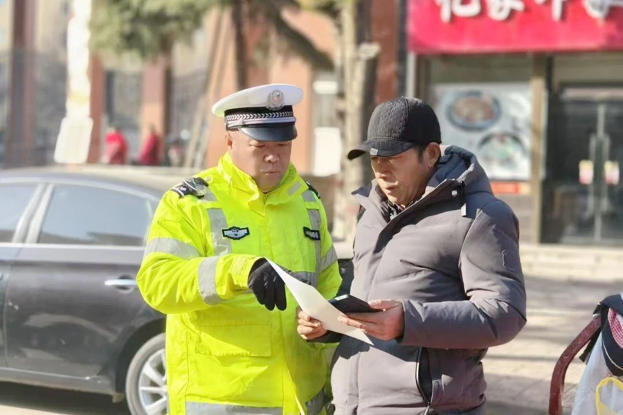 華州公安交警進集市開展冬季交通安全宣傳活動。