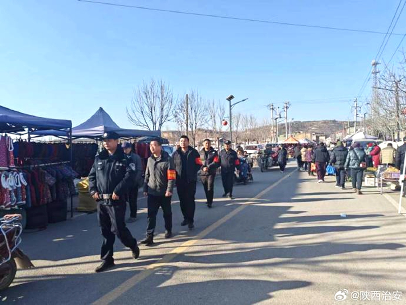 富平公安梅家坪派出所聯合鎮政府、“紅袖標”等力量對趕集區域主要路段開展徒步巡邏防控。