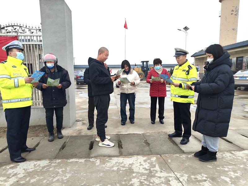 華州分局交通管理大隊宣傳民警走進赤水鎮君朝村開展“美麗鄉村行”交通安全宣講活動。