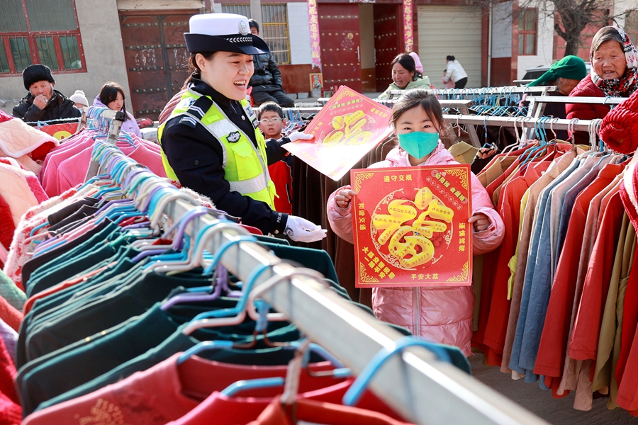 大荔公安交警迎新春趕大集送“福”添平安。