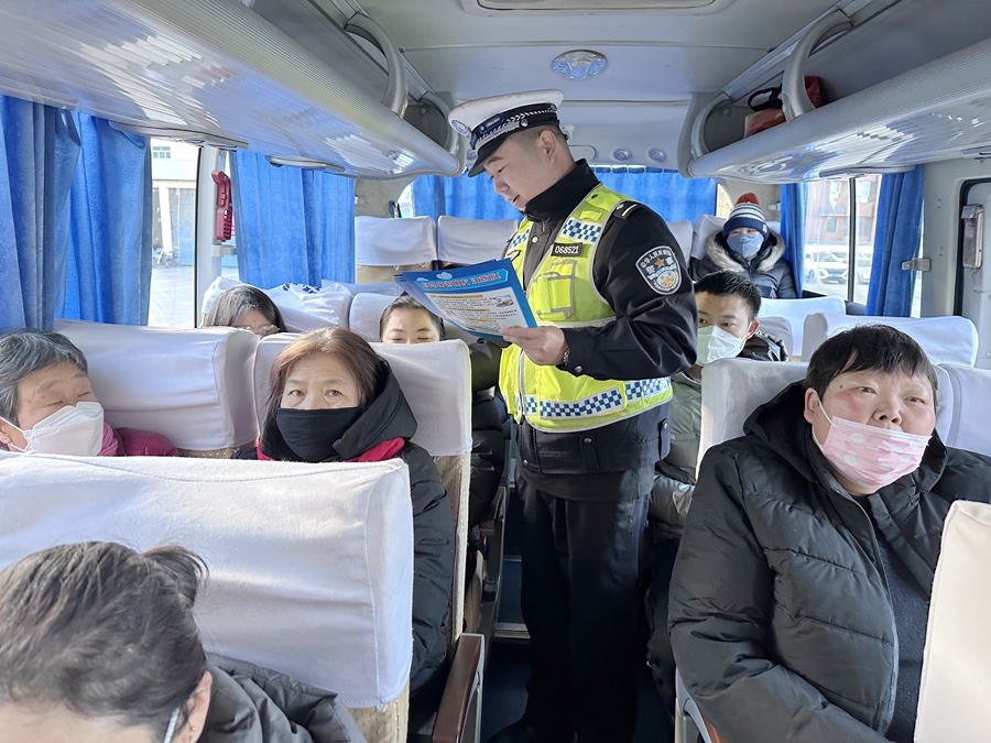 渭南高速交警進(jìn)客運(yùn)站開展交通安全宣傳活動。