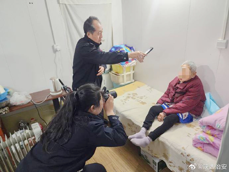 韓城公安上門為行動不便的老人辦證。