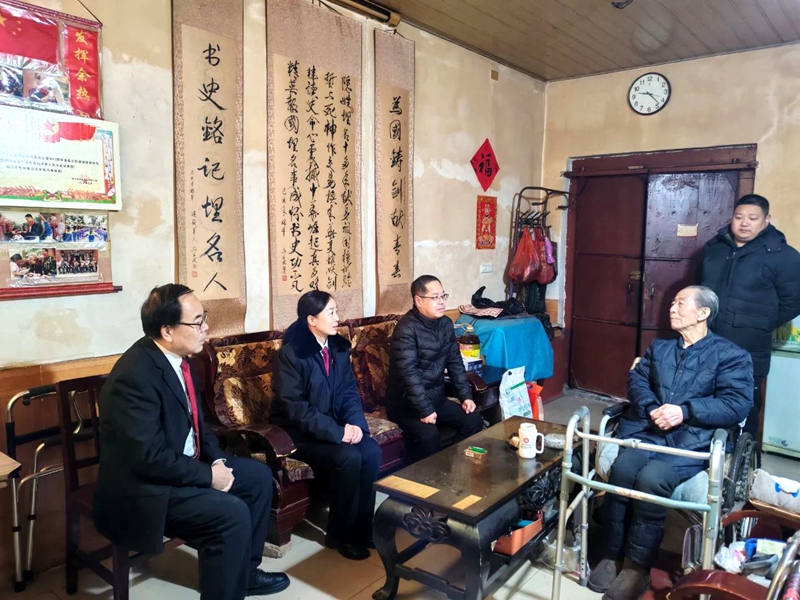 富平縣人民法院開展春節前慰問軍人軍屬活動。