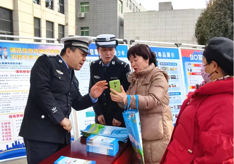 富平縣公安局交警大隊積極開展110宣傳日集中宣傳活動。