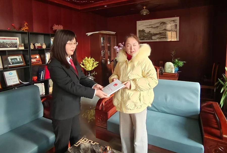 富平縣人民法院莊里人民法庭深入企業(yè)開(kāi)展法律知識(shí)普及交流座談。