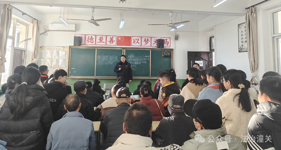 潼關(guān)縣司法局太要司法所深入校園開(kāi)展法治宣傳。