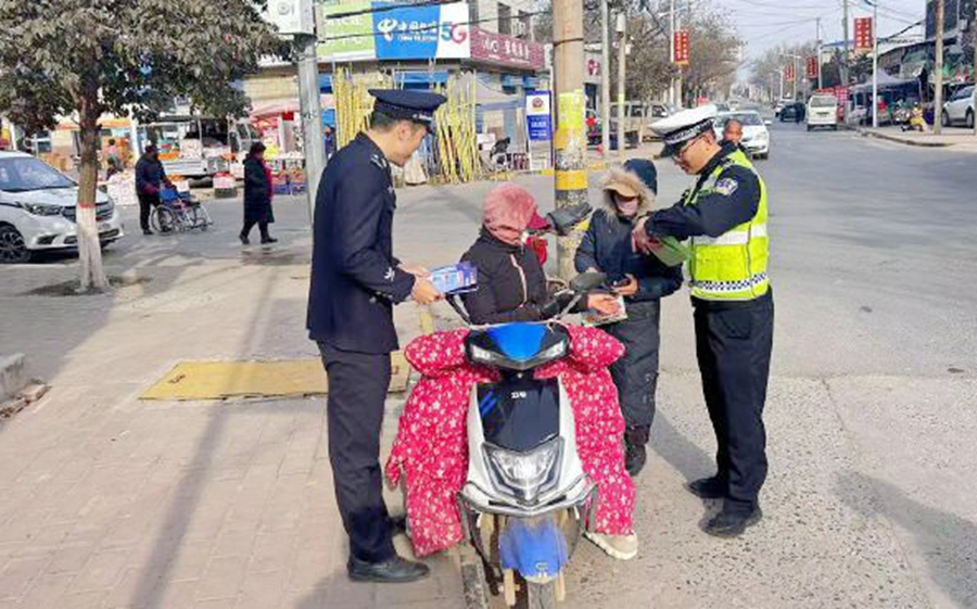 富平流曲派出所與交警攜手開(kāi)展安全知識(shí)宣傳活動(dòng)。