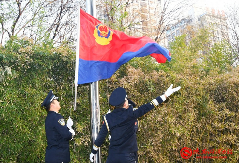 1月10日，渭南市公安局交警支隊舉行升警旗宣誓儀式。記者 郝豆 攝