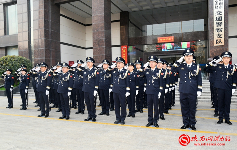 全體民警面向冉冉升起的警旗肅立、敬禮。記者 郝豆 攝
