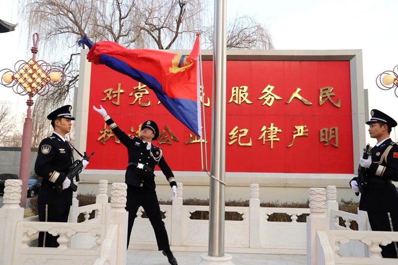 華州公安舉行慶祝中國人民警察節升警旗儀式。