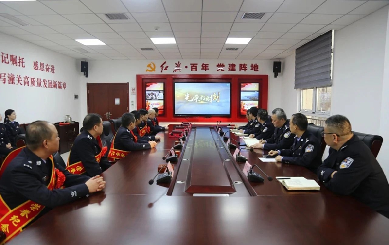 潼關縣公安局舉行2024年度人民警察榮譽儀式。