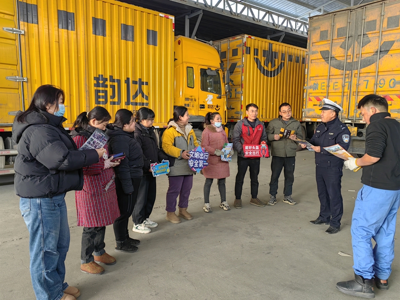 1月13日，大荔公安交警走進轄區快遞公司開展交通安全宣傳活動。