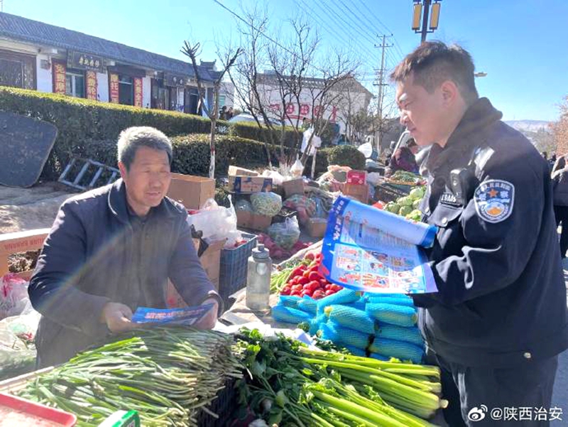 韓城公安西莊派出所民警走進西莊鎮集市縱深推進電信網絡詐騙防范宣傳活動。