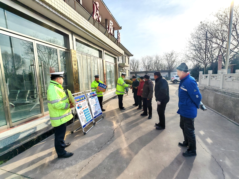 韓城公安交警開展春節前交通安全宣傳活動。