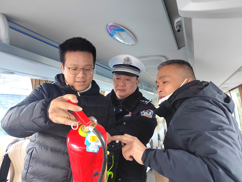 華州分局交管大隊聯合區交運部門深入轄區重點運輸企業開展春運前安全檢查。