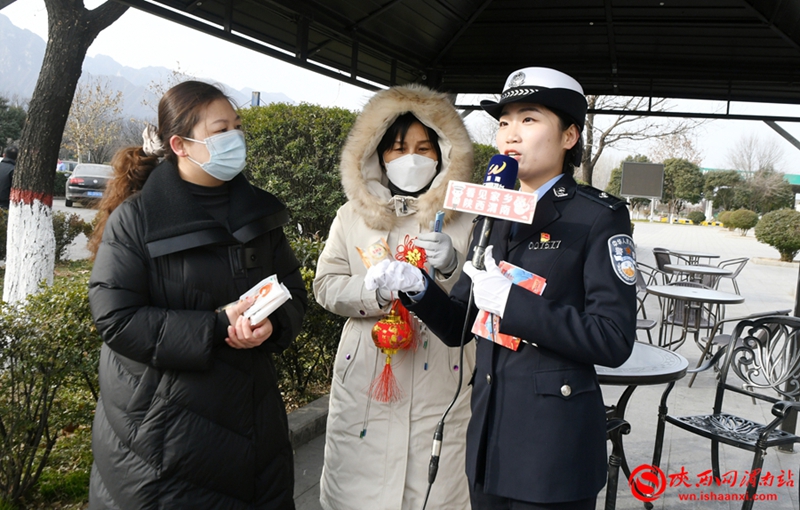 民警向群眾介紹春運(yùn)期間交通安全注意事項(xiàng)。記者 陳冰娟 攝