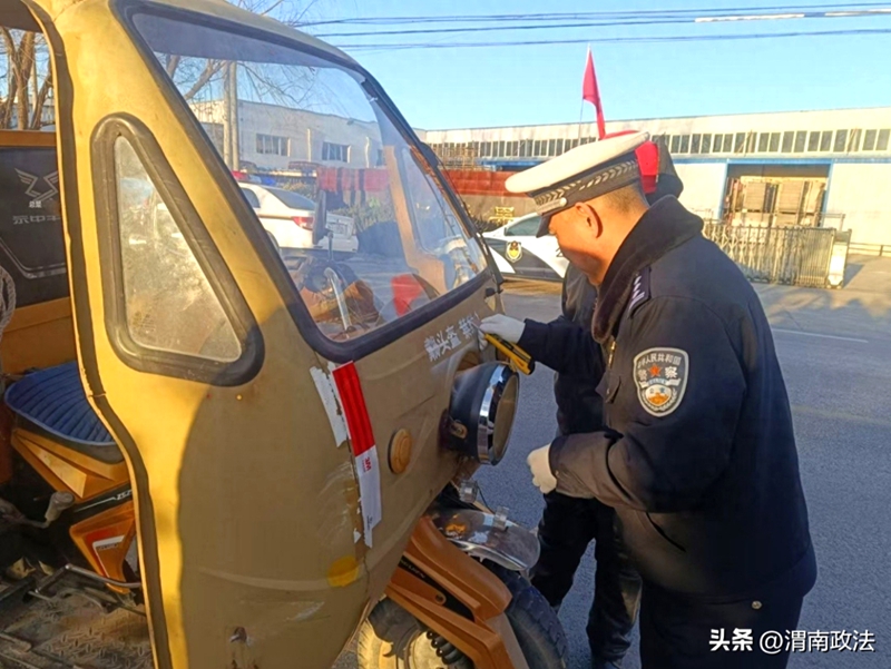 白水公安交警噴涂標(biāo)語(yǔ)防事故，全力護(hù)航平安春運(yùn)。