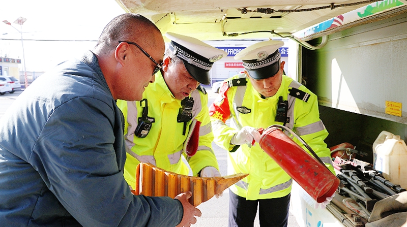 大荔公安交警全力護(hù)航春運(yùn)平安路。