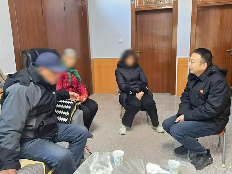華州區法院高塘法庭調解一起贍養糾紛。