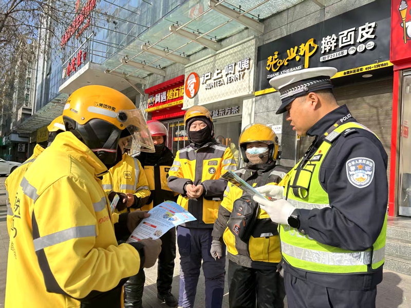 水縣公安局交通管理大隊在春運首日深入轄區外賣快遞行業開展春運交通安全系列宣傳活動。