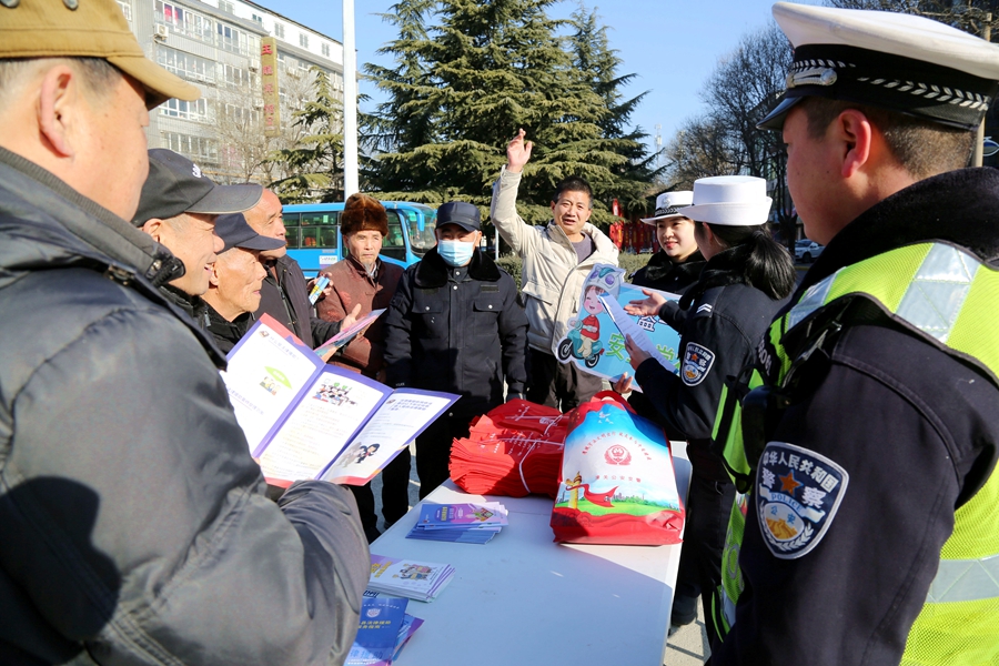 潼關交警開展春運安全“接站”普法宣傳活動。