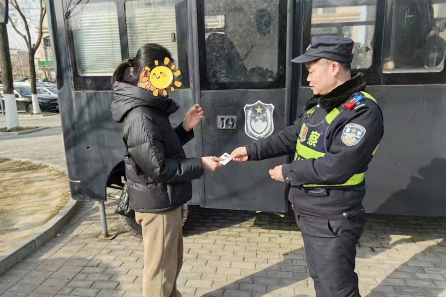 華州：熱心群眾撿到證件，巡特警助力歸還失主。