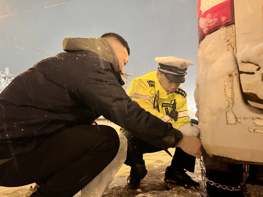 白水交警全力確保轄區(qū)道路交通安全暢通有序。