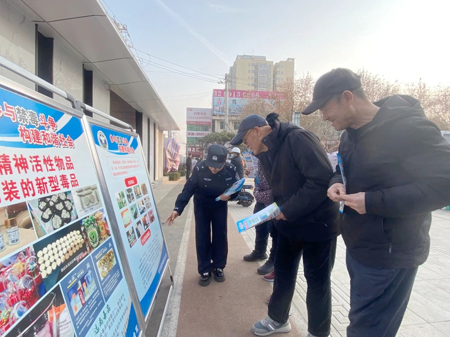 白水縣公安局禁毒大隊開展“春節(jié)將至年味濃  白水禁毒宣傳行”宣傳活動.