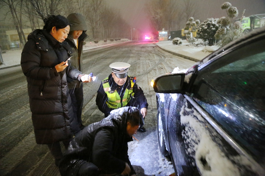 潼關(guān)交警全力保障轄區(qū)道路交通安全與暢通。