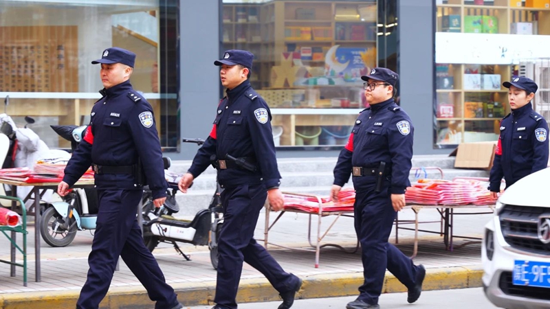 1 華陰公安民輔警穿梭在人流中和商鋪間，守護著里里外外的安全。