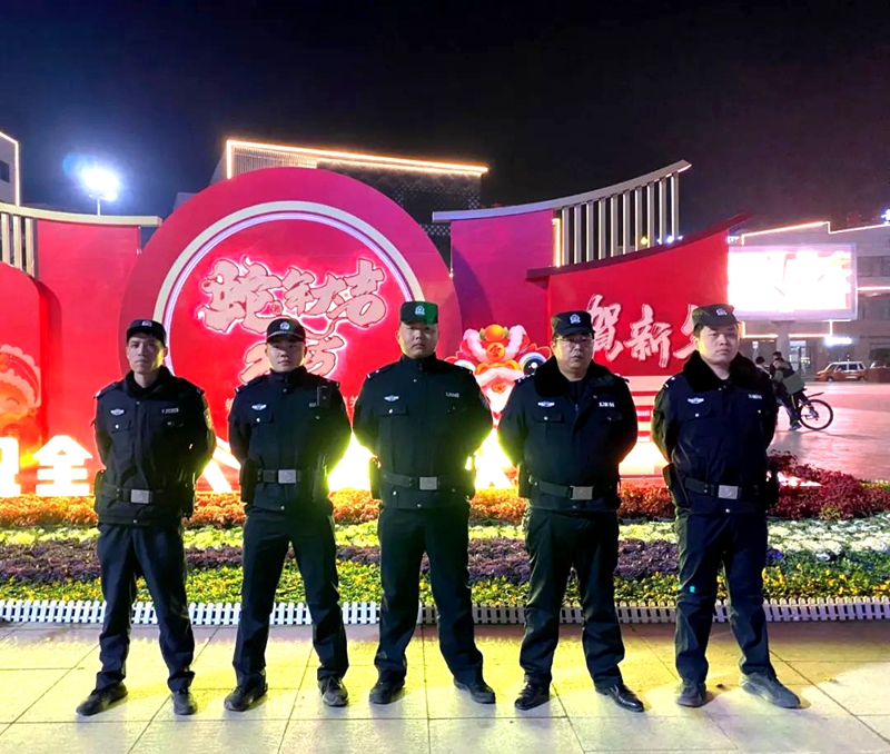 通過暖民輔警在主要街道、商場、廣場、車站等人員密集場所進行24小時不間斷巡邏防控。