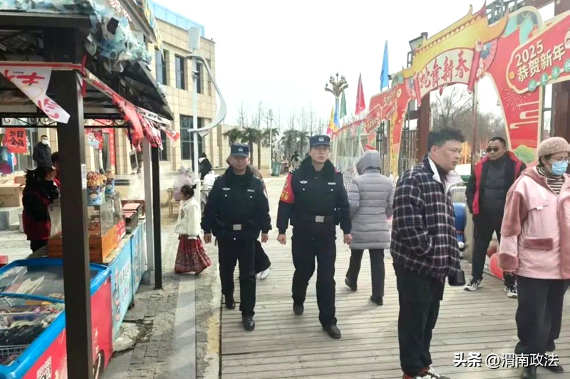 大荔公安民警在景區巡邏。