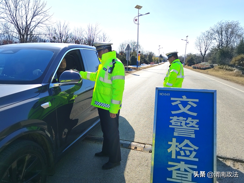 華州交警嚴查交通違法行為。