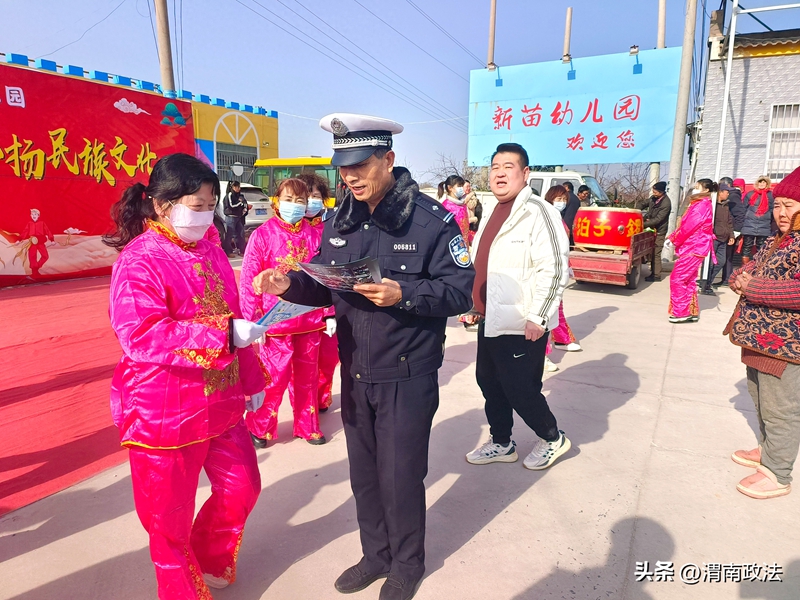 大荔公安交警“美麗鄉村行”宣講走進民俗活動現場。