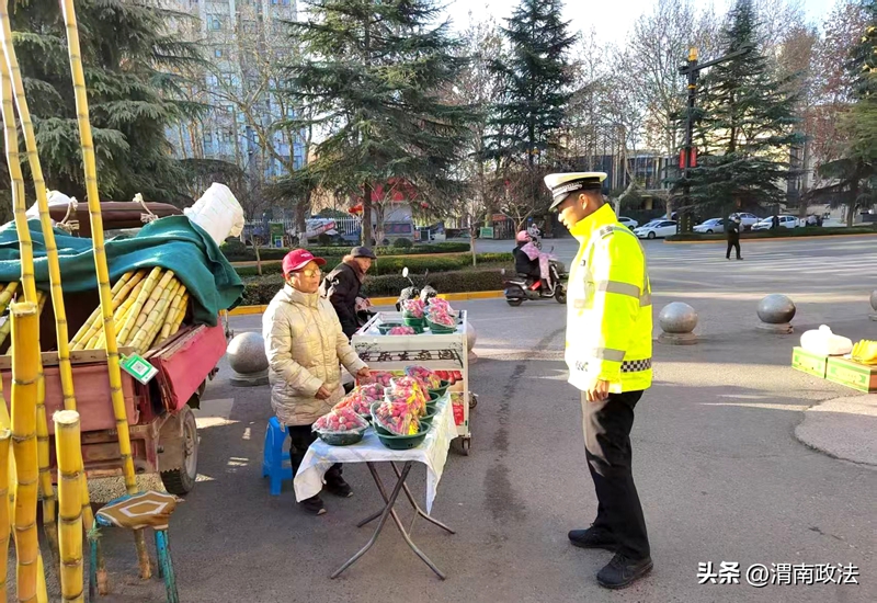高新交警對占道經營開展整治行動。
