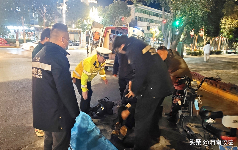 華州公安交警及時救助一名騎電動車摔倒昏迷的七旬老人。