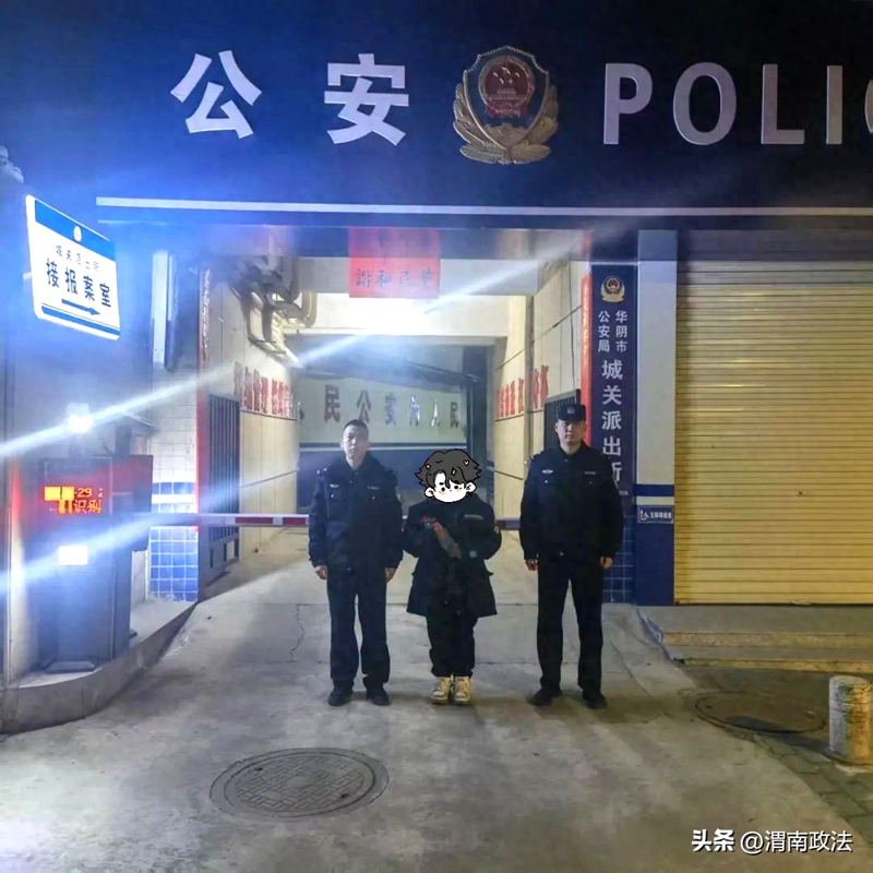 小孩貪玩忘歸家，民警輾轉照亮回家路。