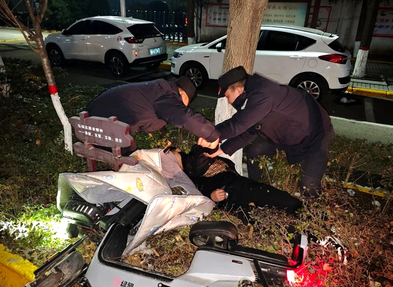 大年初二姑爺“醉”倒街頭，民警暖心相助。