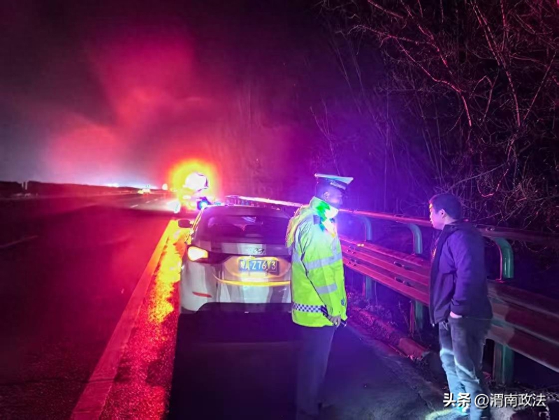 渭南高速交警及時處置了一起小客車故障事件。
