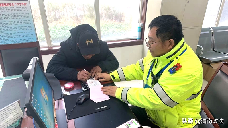 哈成交警查處一起無證駕駛交通違法行為。