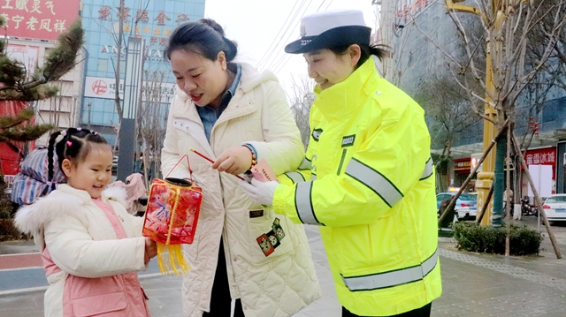 白水交警開展元宵節(jié)猜燈謎活動。