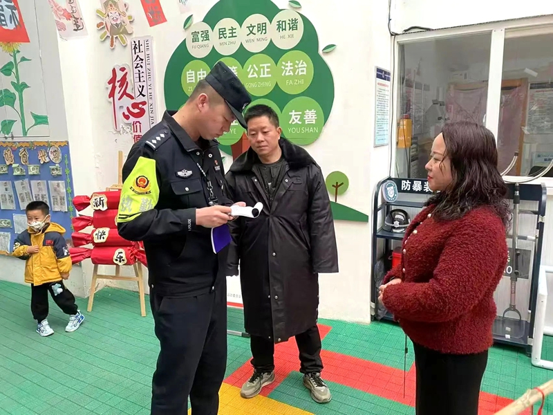 臨渭公安分局杜橋派出所全面開展護(hù)校安園工作。