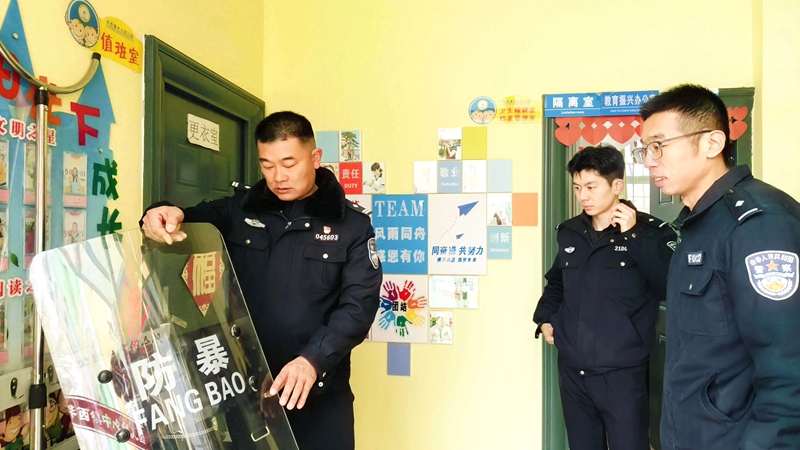 華陰市公安局華西派出所對轄區(qū)內(nèi)學(xué)校進(jìn)行全面的安全檢查。