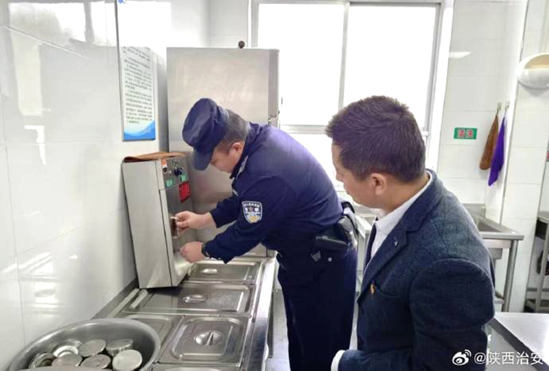 合陽公安南蔡派出所民警對校園內(nèi)各項安全設(shè)施進(jìn)行檢查。