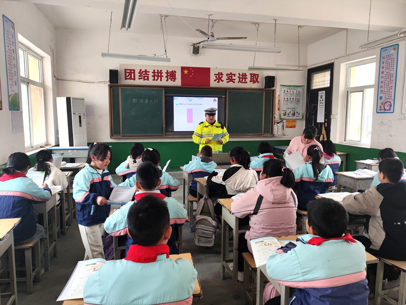 華州公安交警進(jìn)校園，上好交通安全第一課。