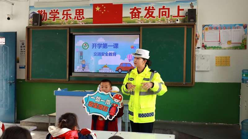 合陽交警走進(jìn)城關(guān)小學(xué)上好交通安全“第一課”。