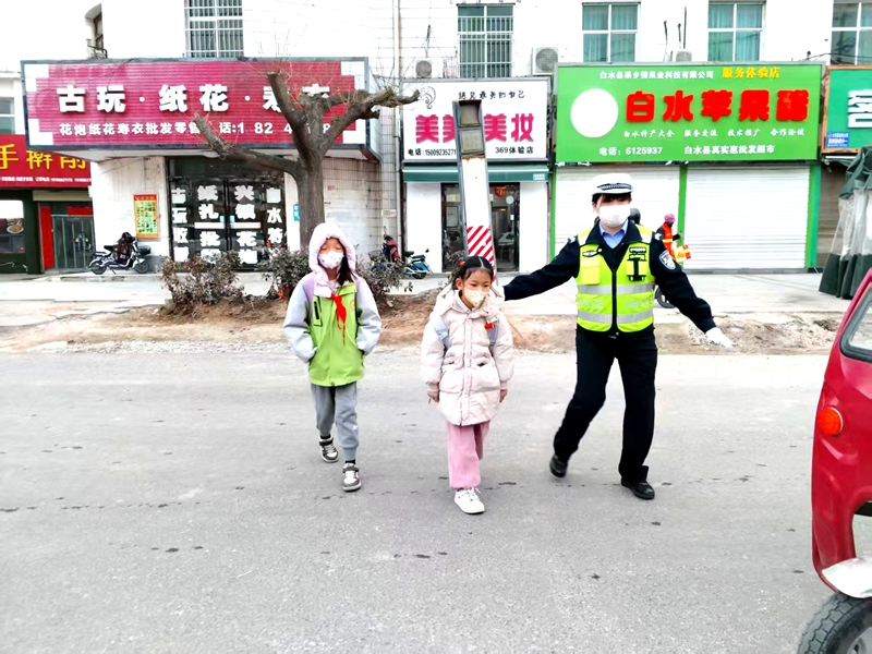 白水交警全面拉開新學期“護學行動”序幕。