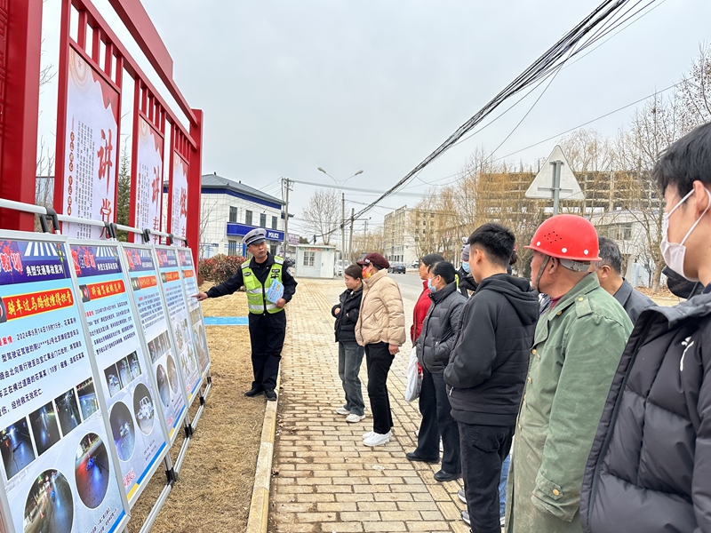 白水公安交警走進白宜公路事故多發(fā)路段積極開展交通安全警示宣傳教育活動。