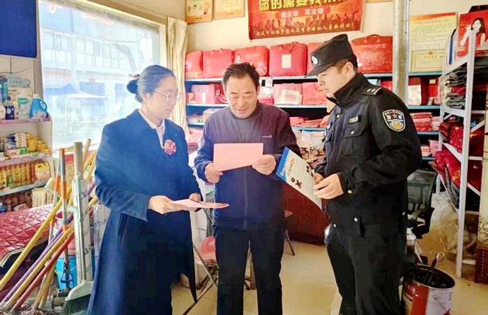 合陽縣公安局南蔡派出所民警聯合信用合作社工作人員開展防電詐宣傳活動。