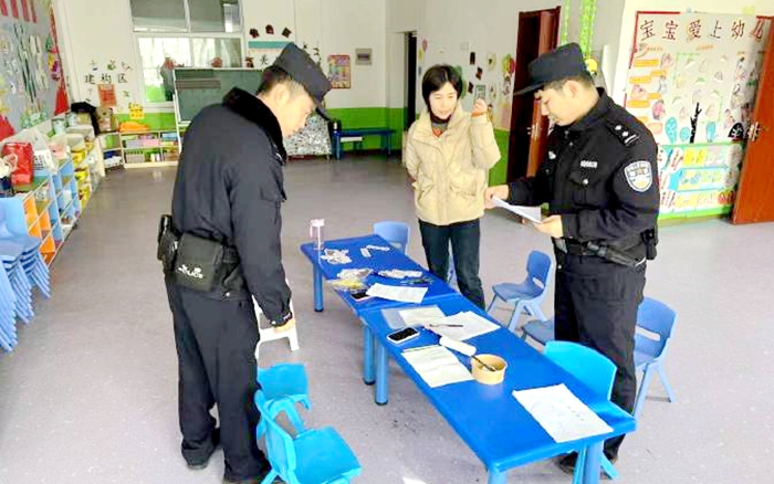 韓城昝村派出所組織民警深入轄區中小學、幼兒園開展安全大檢查。